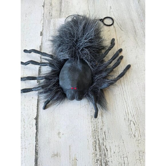 Take 1 dropping spider Halloween prop life-size lifelike realistic animation - Picture 1 of 7